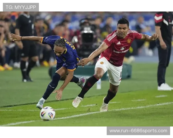 踢足球的球星展现英俊风采 帅气身影瞬间吸引眼球